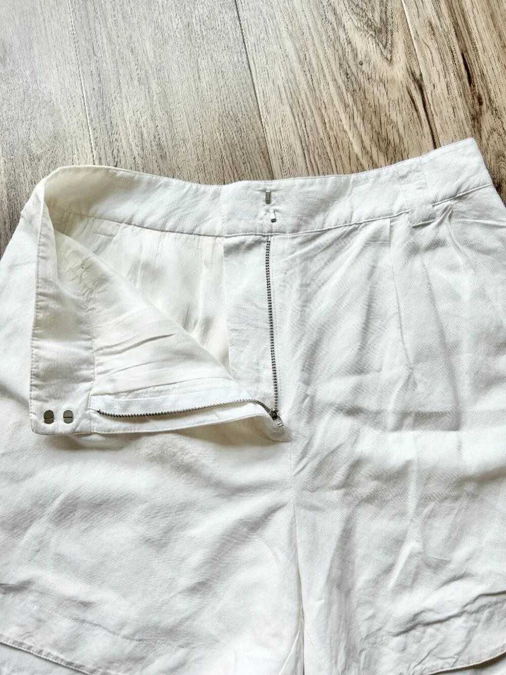 G. Label by Goop High Waisted Edlin Tailored Linen Shorts in White Size 8 - Picture 6 of 10